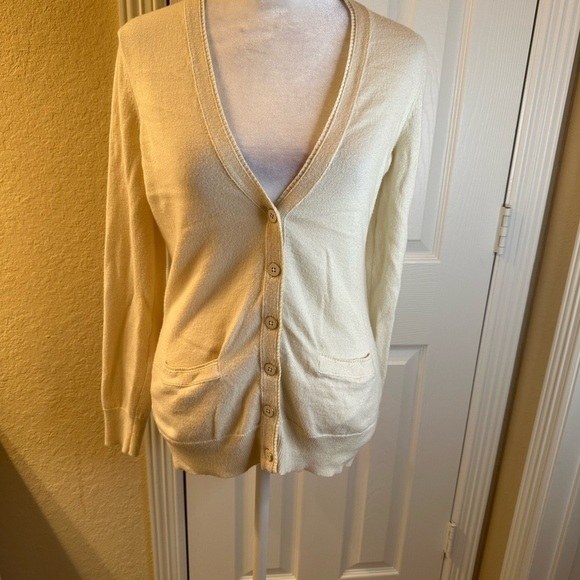 🩷5/$10 BANANA Republic petite small ivory cardigan - Picture 2 of 7
